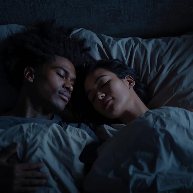 una pareja en su cama en la noche durmiendo profundamente